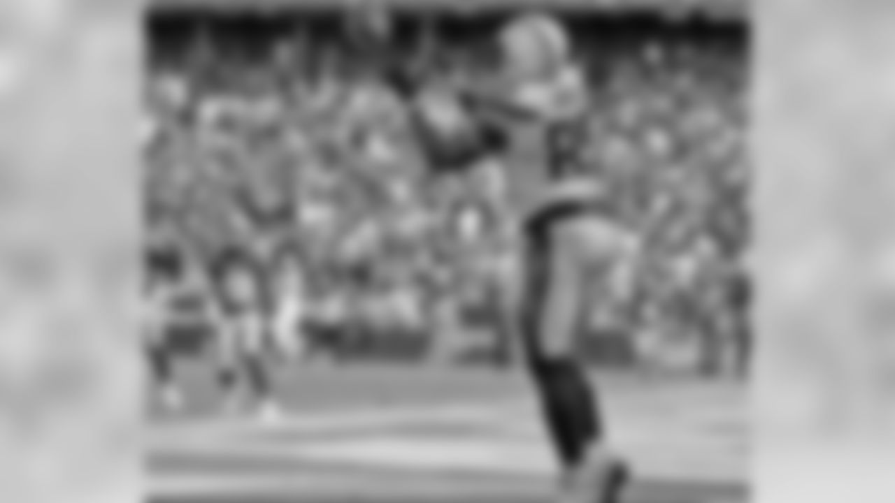 Antonio Gates makes a touchdown catch during the first half during the Bolts' matchup against the 49ers at ROKiT Field at StubHub Center.
