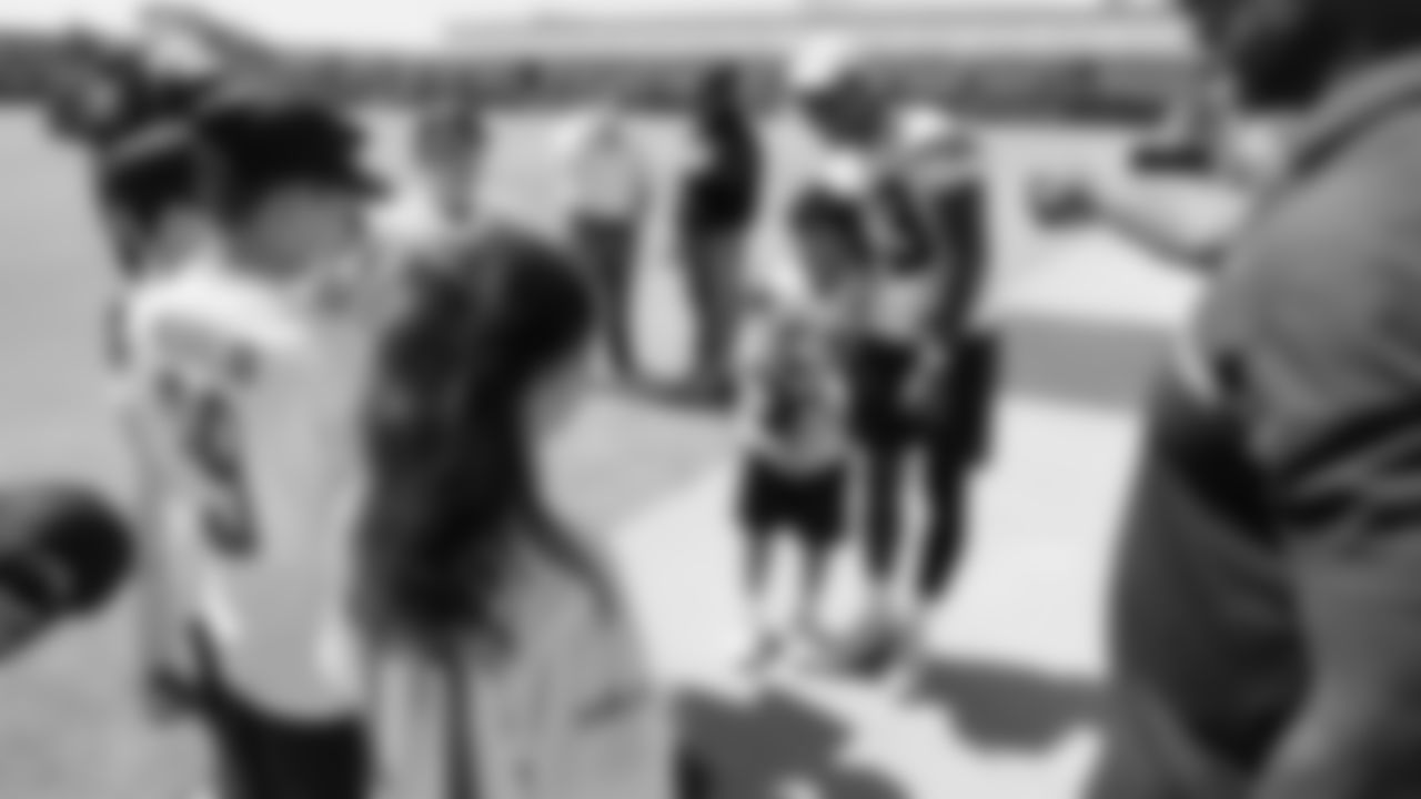 191004_NFLMexicoTochitoVisit_CME_040