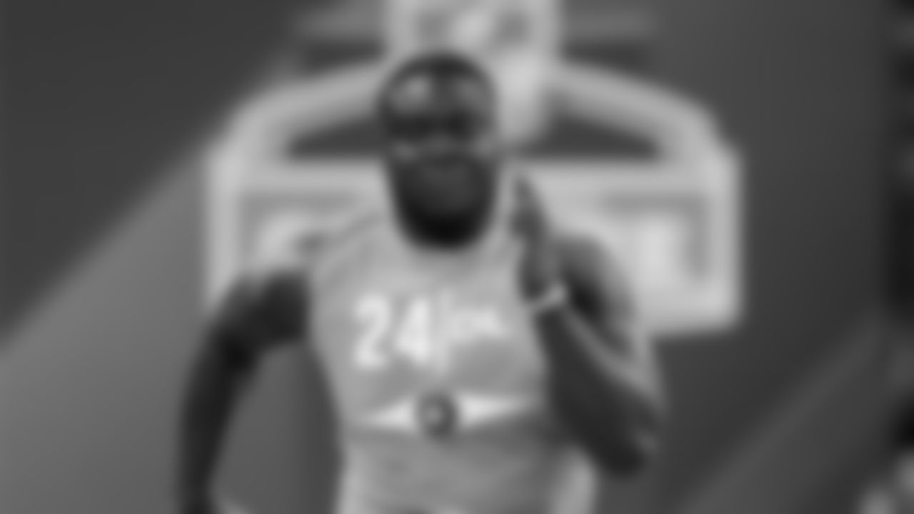 Melvin Ingram runs the 40-yard dash at the NFL Scouting Combine.