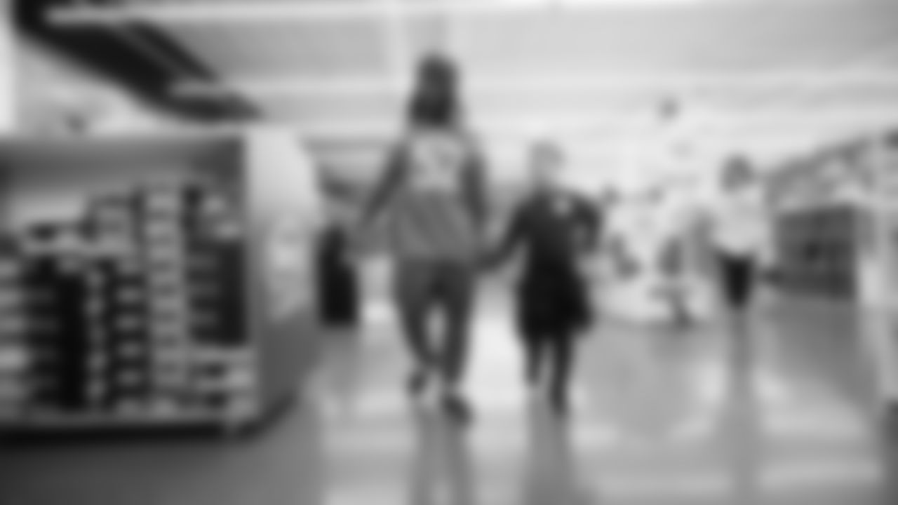 191203_ShoeGiveaway_CME_014