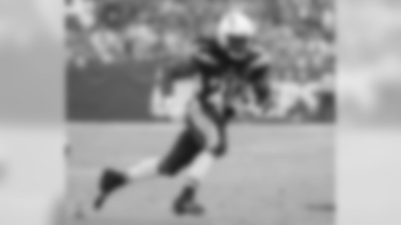 Melvin Gordon runs down field towards the end zone against the Denver Broncos at StubHub Center on Sunday, November 18, 2018.