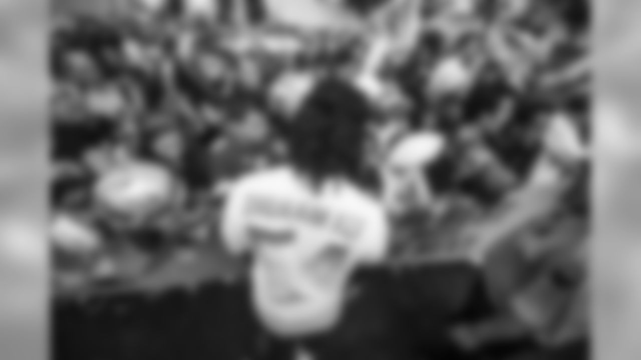 Melvin Ingram signs autographs for fans following Pro Bowl practice on Thursday, Jan. 24, 2019 in Orlando, FL.