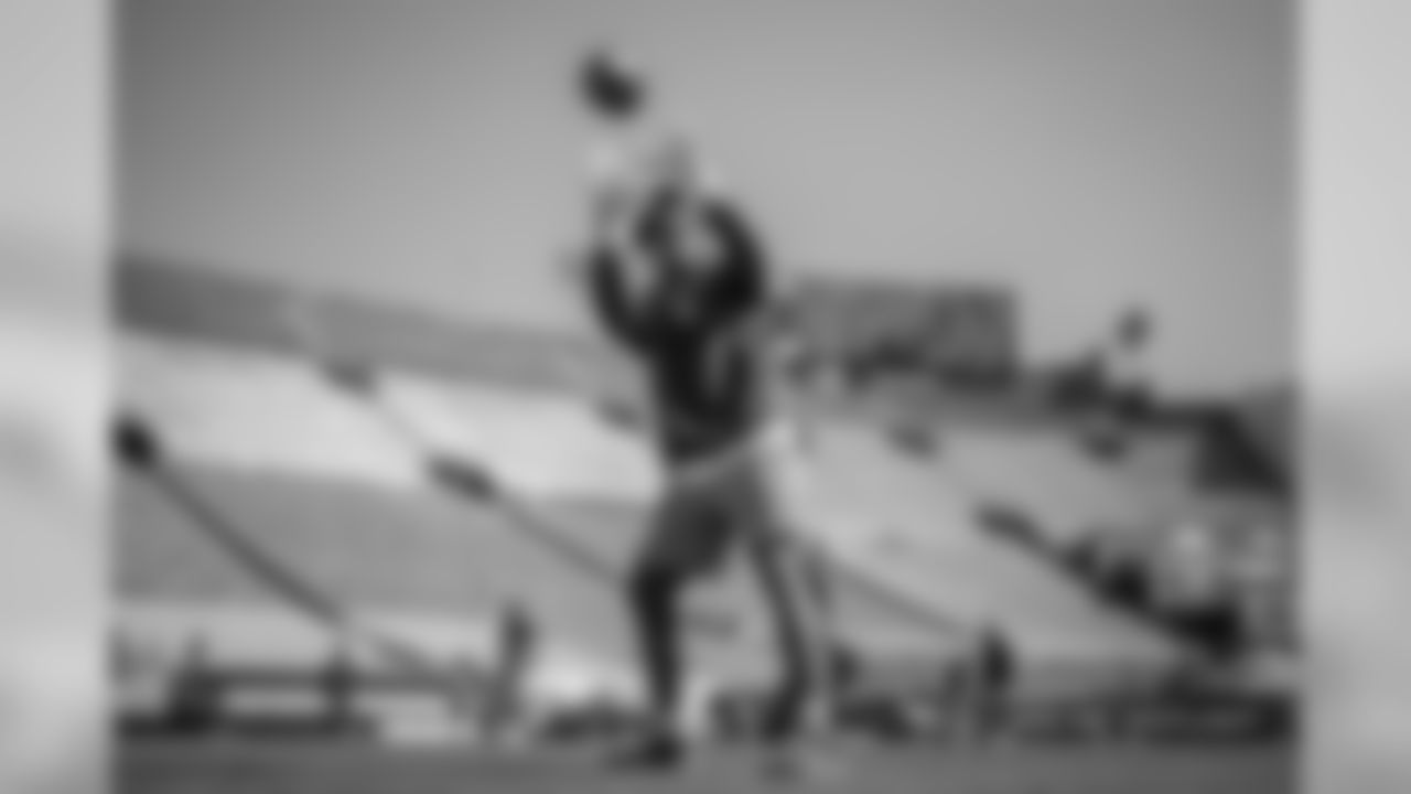 Melvin Gordon warms up at LA Memorial Coliseum before the Bolts matchup against the LA Rams.