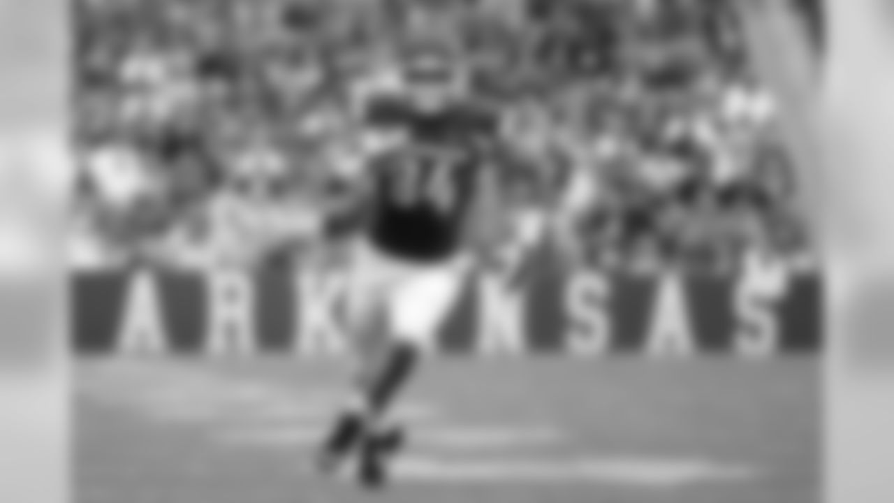 Arkansas tight end Hunter Henry carries in the first half of an NCAA college football game in Fayetteville, Ark., Friday, Sept. 6, 2014. (AP Photo/Sarah Bentham)