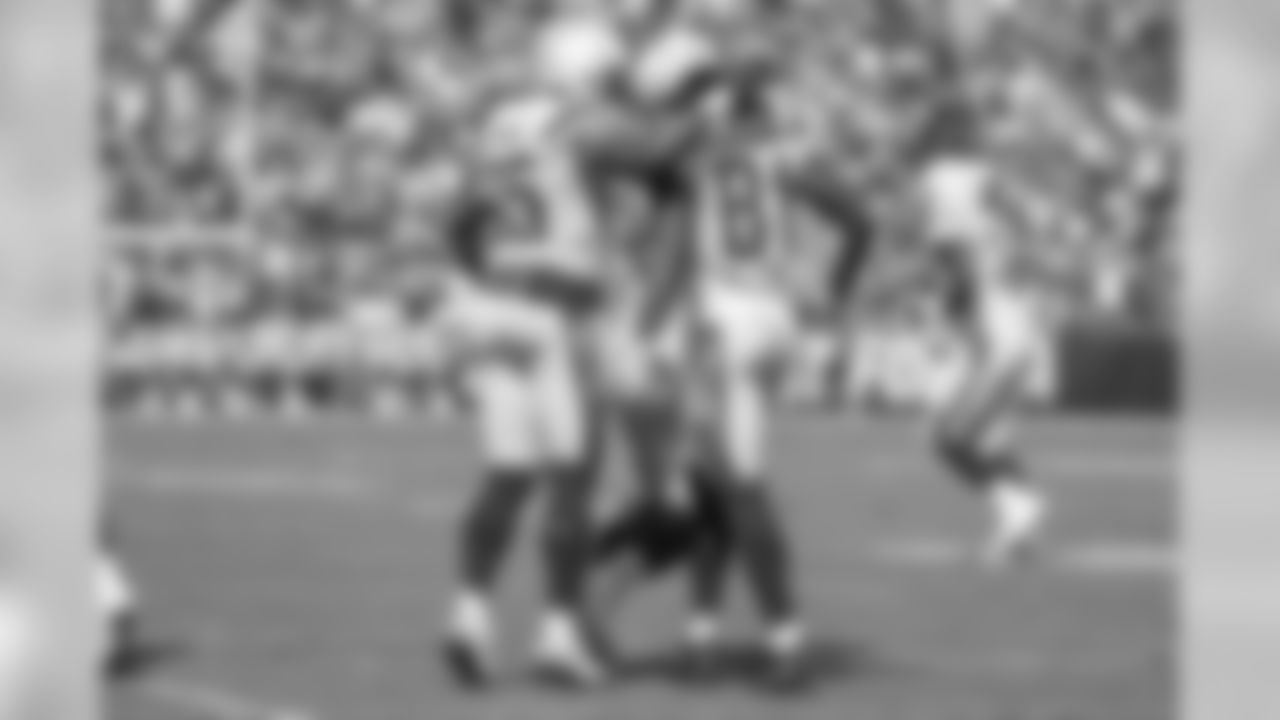 Antonio Gates and Mike Williams celebrate Gates' touchdown during the Bolts' matchup against the 49ers at ROKiT Field at StubHub Center.