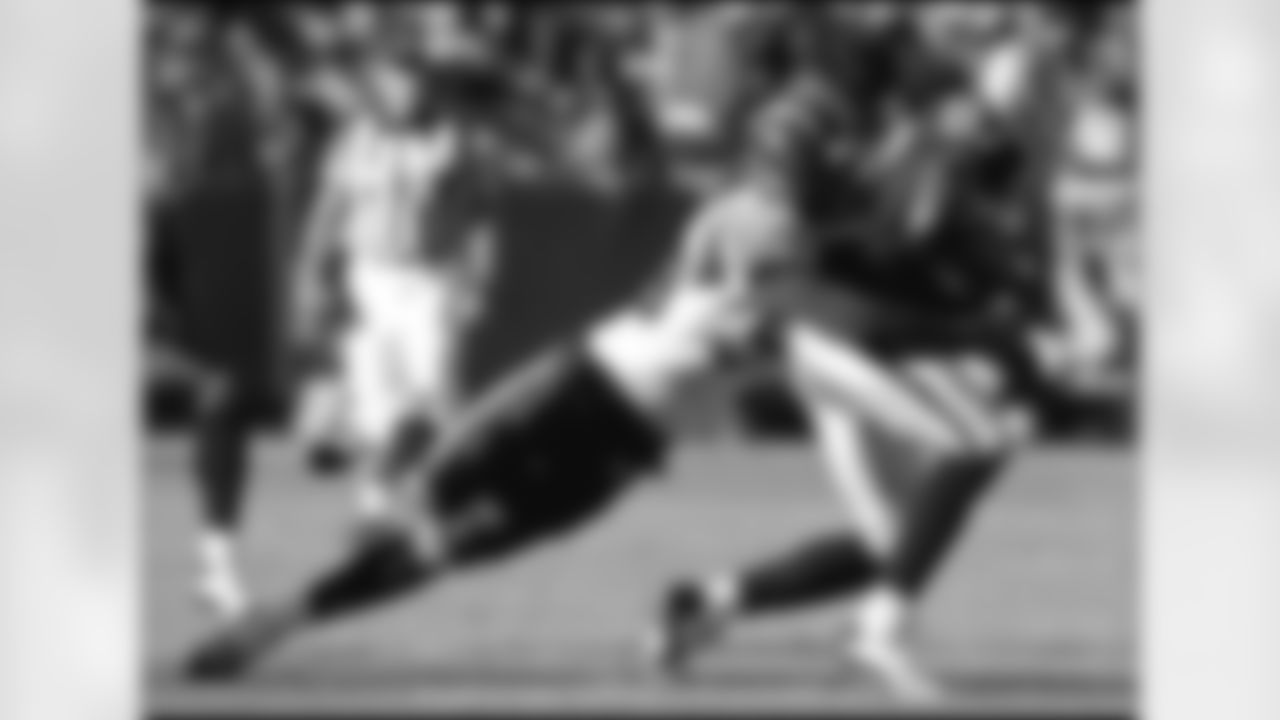 Led by yet another huge day from LaDainian Tomlinson, the Chargers picked up their fourth-straight win over the rival Raiders at McAfee Coliseum Sunday. The Bolts evened their record at 3-3 with the 27-14 victory. (Photo: Chargers.com/Mike Nowak)