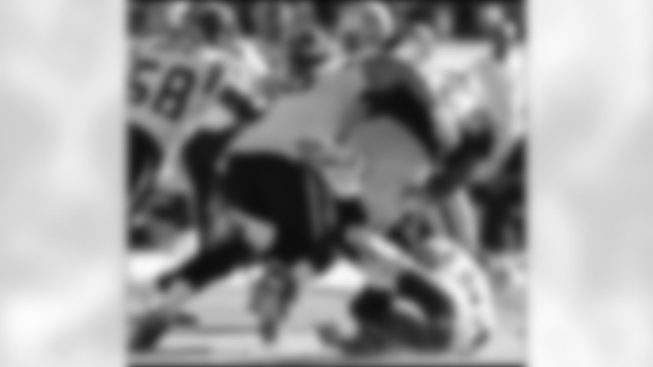 Led by yet another huge day from LaDainian Tomlinson, the Chargers picked up their fourth-straight win over the rival Raiders at McAfee Coliseum Sunday. The Bolts evened their record at 3-3 with the 27-14 victory. (Photo: Chargers.com/Mike Nowak)
