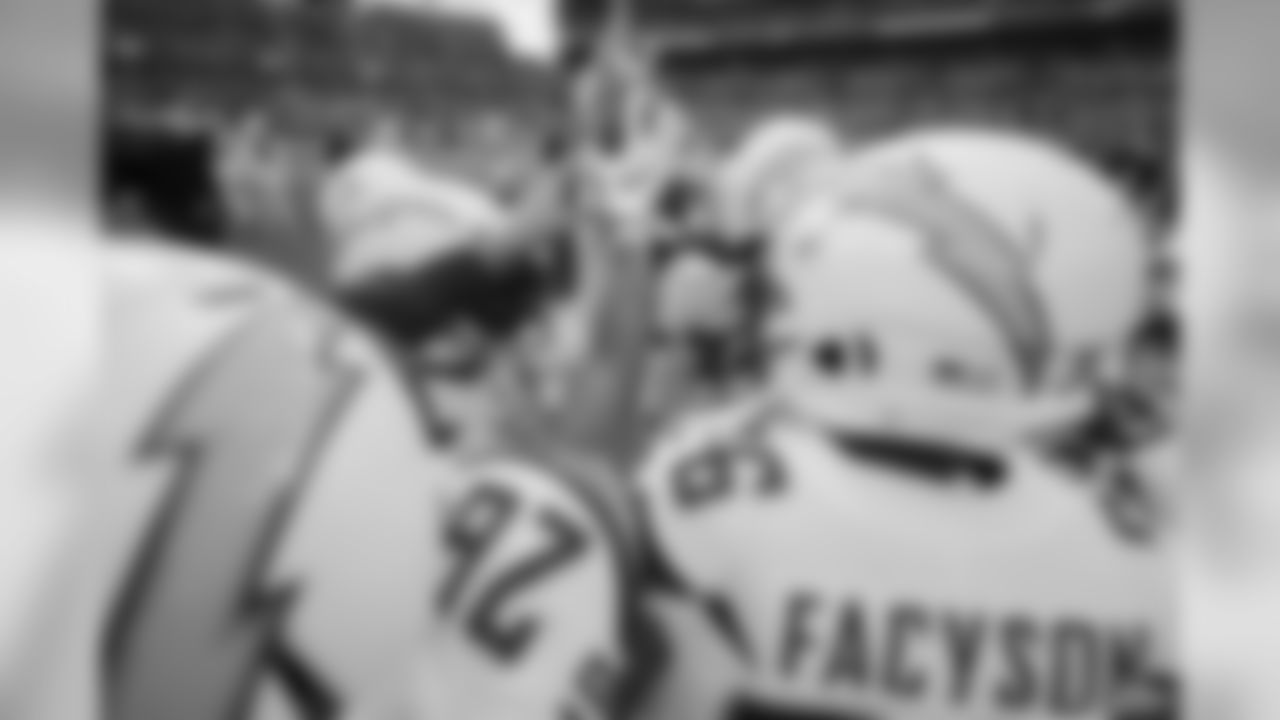 The Bolts huddle around the ball before the Week 17 contest against the Denver Broncos.