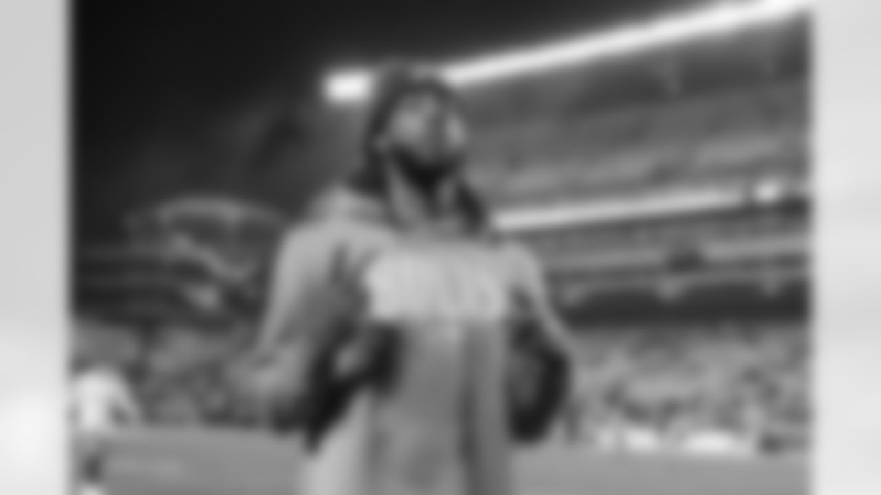 Mike Williams poses on the field during warmups before the Week 13 matchup against the Pittsburgh Steelers at Heinz Field.