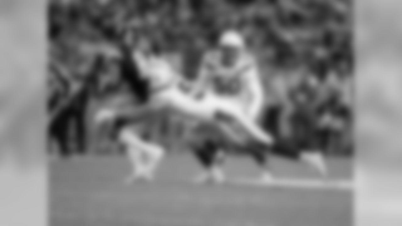 Kyle Emanuel tackling Antonio Borwn during the Week 13 matchup against the Pittsburgh Steelers.