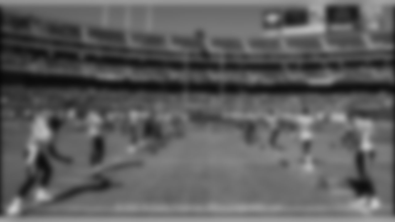 Led by yet another huge day from LaDainian Tomlinson, the Chargers picked up their fourth-straight win over the rival Raiders at McAfee Coliseum Sunday. The Bolts evened their record at 3-3 with the 27-14 victory. (Photo: Chargers.com/Mike Nowak)