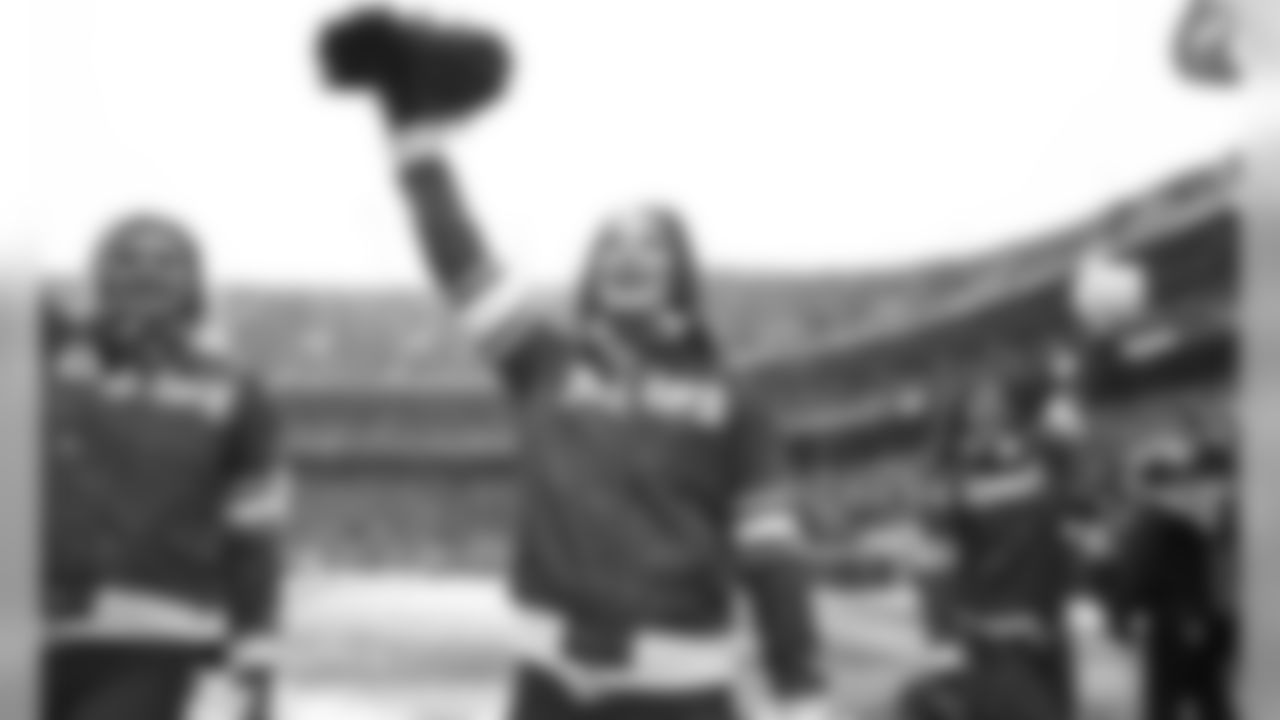 011-19KCvDEN_Cheer