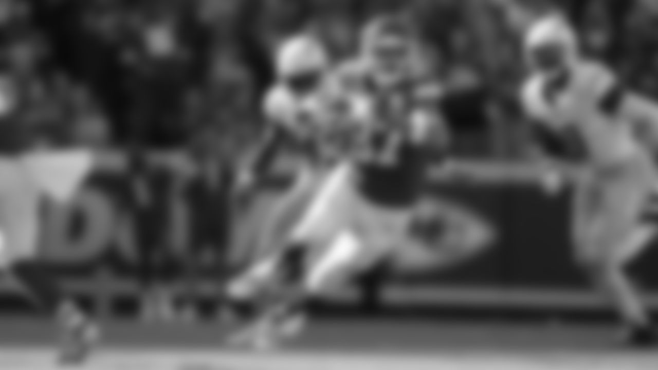 The Kansas City Chiefs face off against the Los Angeles Chargers at GEHA Field at Arrowhead Stadium on October 22, 2023.