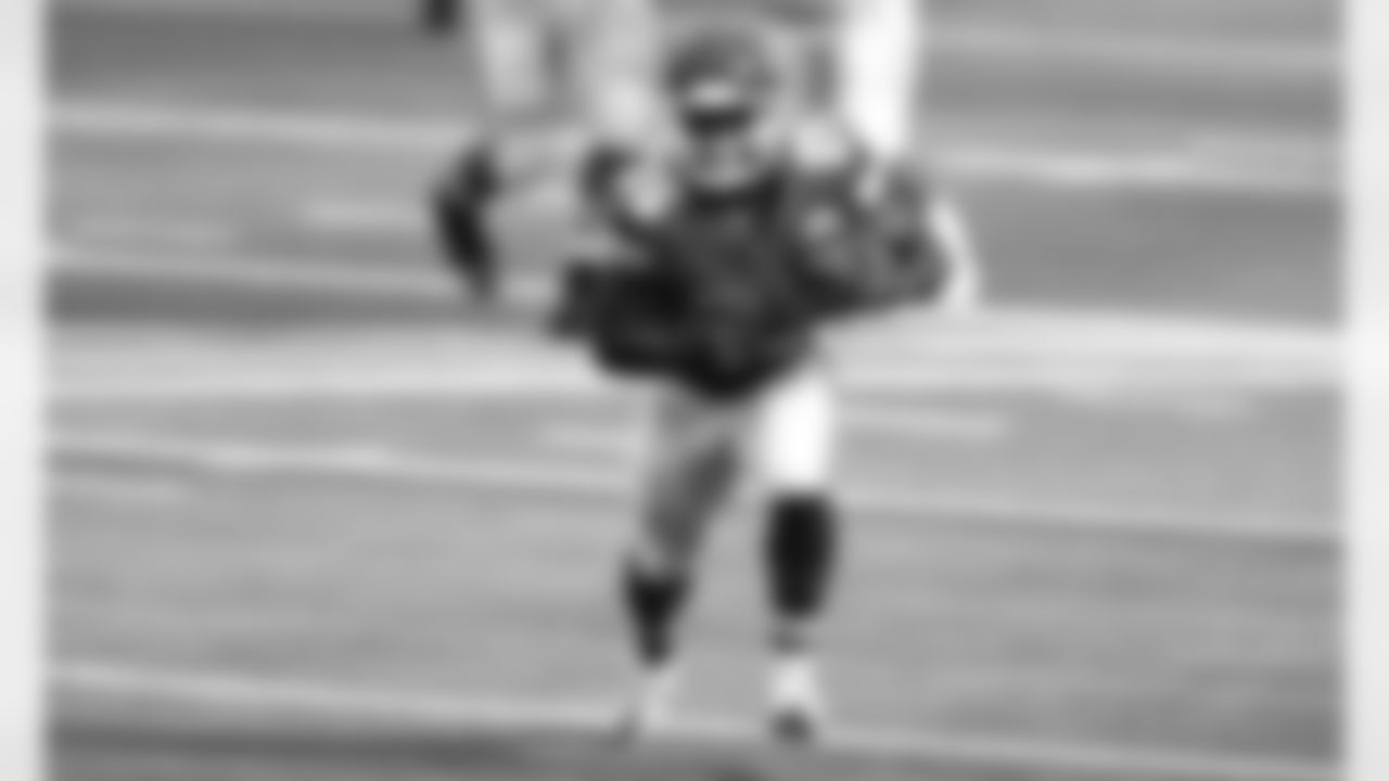 Kansas City Chiefs running back Clyde Edwards-Helaire (25) during the game between the Kansas City Chiefs and the Los Angeles Chargers at SoFi Stadium on September 20, 2020