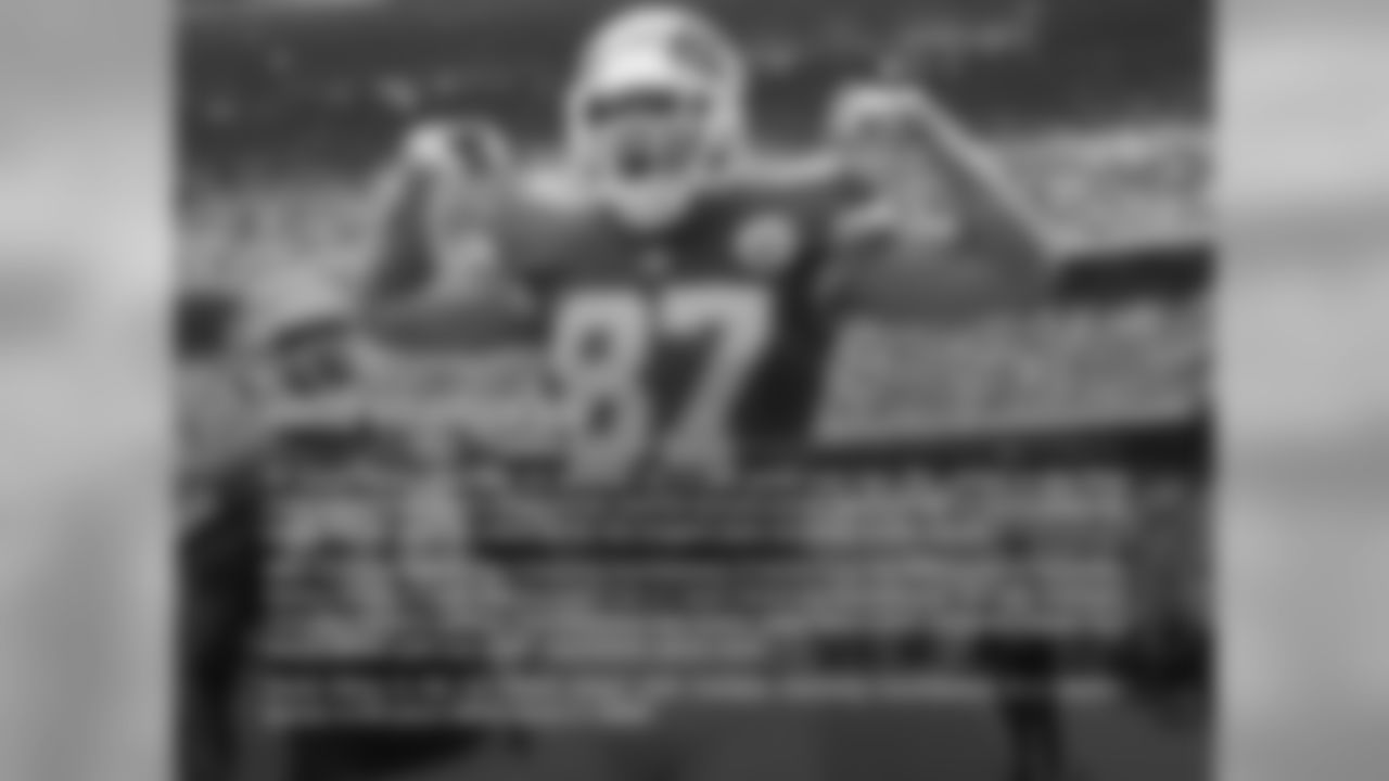 KELCE'S CAREER DAY: TE Travis Kelce recorded six catches for a 106 yards and two TDs, which is the first multi-touchdown game of his career and his second career game of 100 or more receiving yards. His 42-yard TD catch marks the longest pass reception of his career.
With TE Travis Kelce's two receiving touchdowns, it marks only the 24th game in franchise history where a tight end recorded two or more receiving touchdowns. TE Tony Gonzalez recorded 14 such games, Fred Arbanas had seven, while Kelce joins Jonathan Hayes and Walter White with one multi- touchdown game each.
Travis Kelce is the 1st Chiefs player with multiple receiving touchdowns in a season opener in 20 years (Willie Davis in 1995).