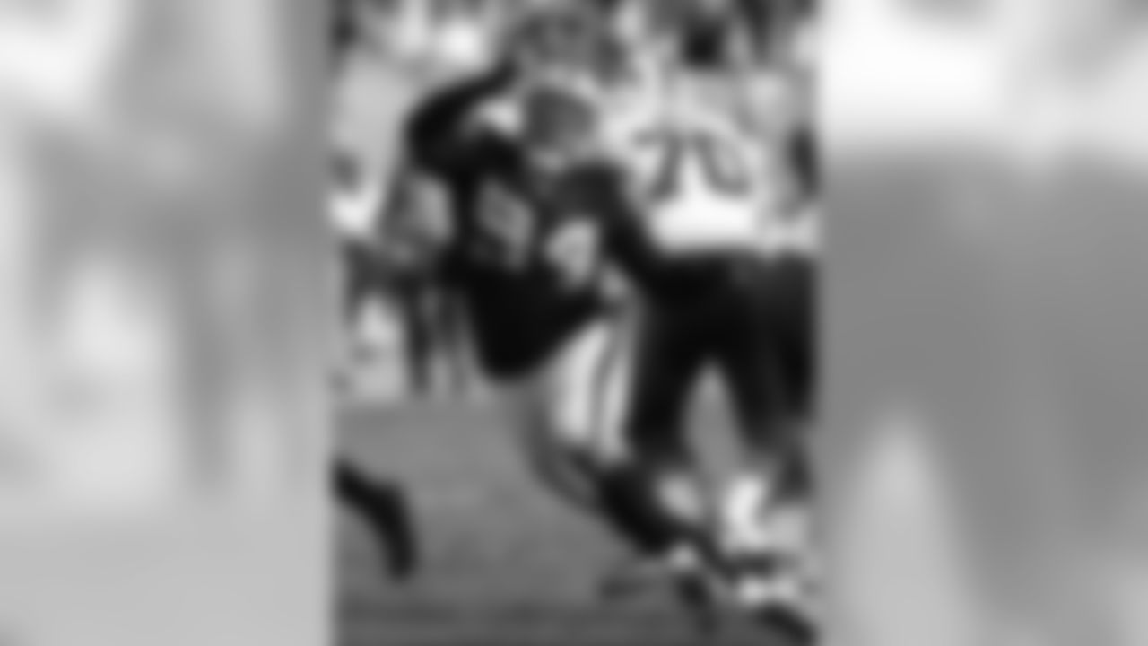 Oakland Raiders defensive tackle Antonio Smith (94)