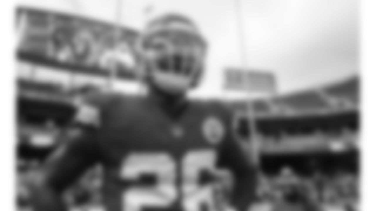 Kansas City Chiefs Running Back Le'Veon Bell (26) during warmups prior to an NFL Divisional Round Playoff game, Sunday, Jan. 17, 2021 in Kansas City.
