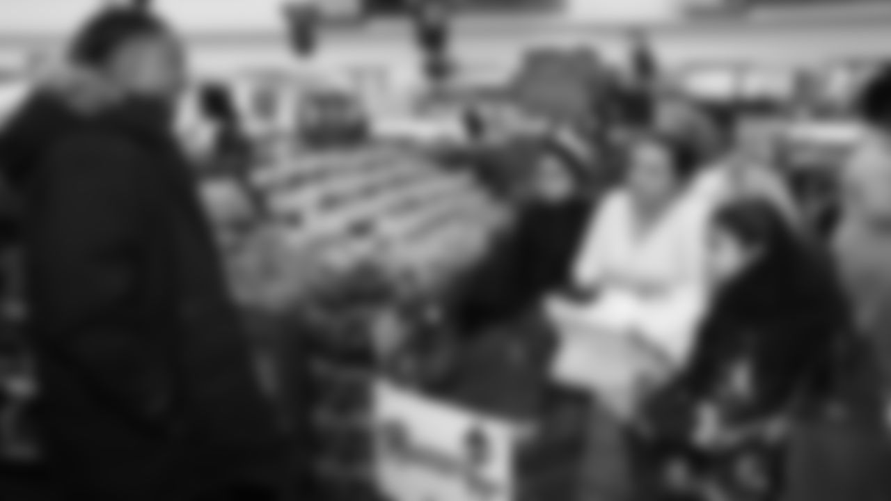 KAnsas City Chiefs Saftey Justin Reid Shops with local families for a Thanksgiving Grocery Grab.