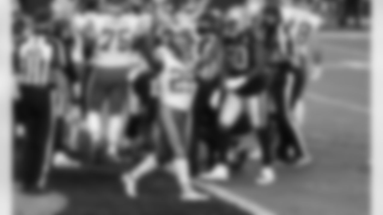 Kansas City Chiefs running back Clyde Edwards-Helaire (25) during an NFL football game against the Las Vegas Raiders at Allegiant Stadium on November 22, 2020