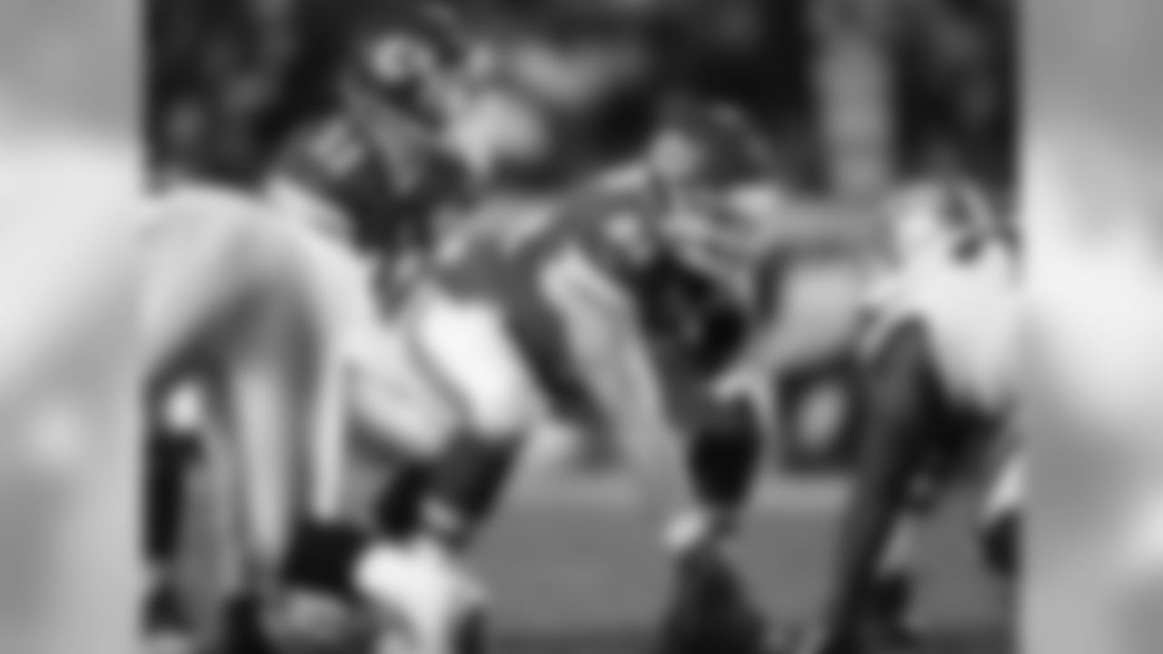 Kansas City Chiefs offensive lineman Mitch Morse (61)