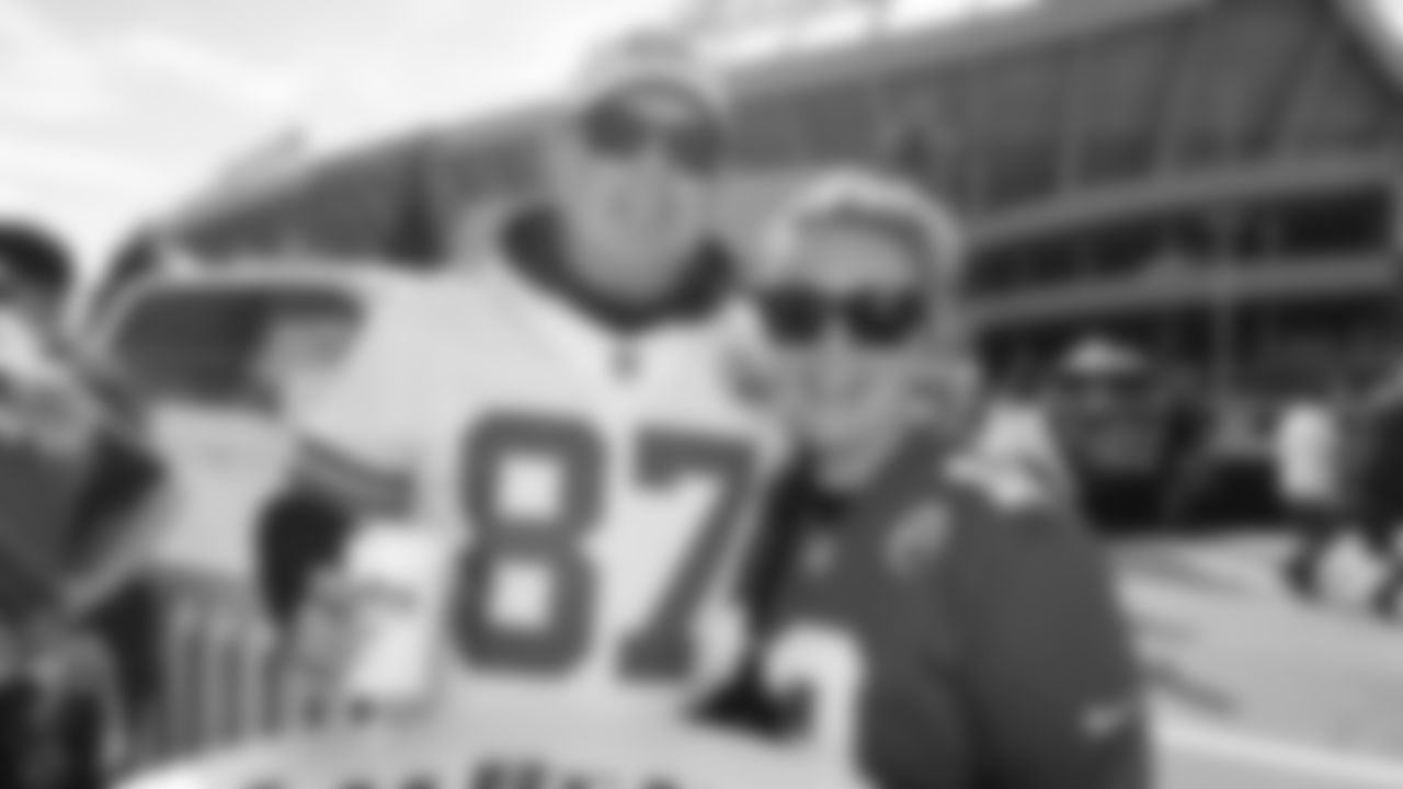 The Kansas City Chiefs face off against the Los Angeles Chargers at GEHA Field at Arrowhead Stadium on October 22, 2023.
