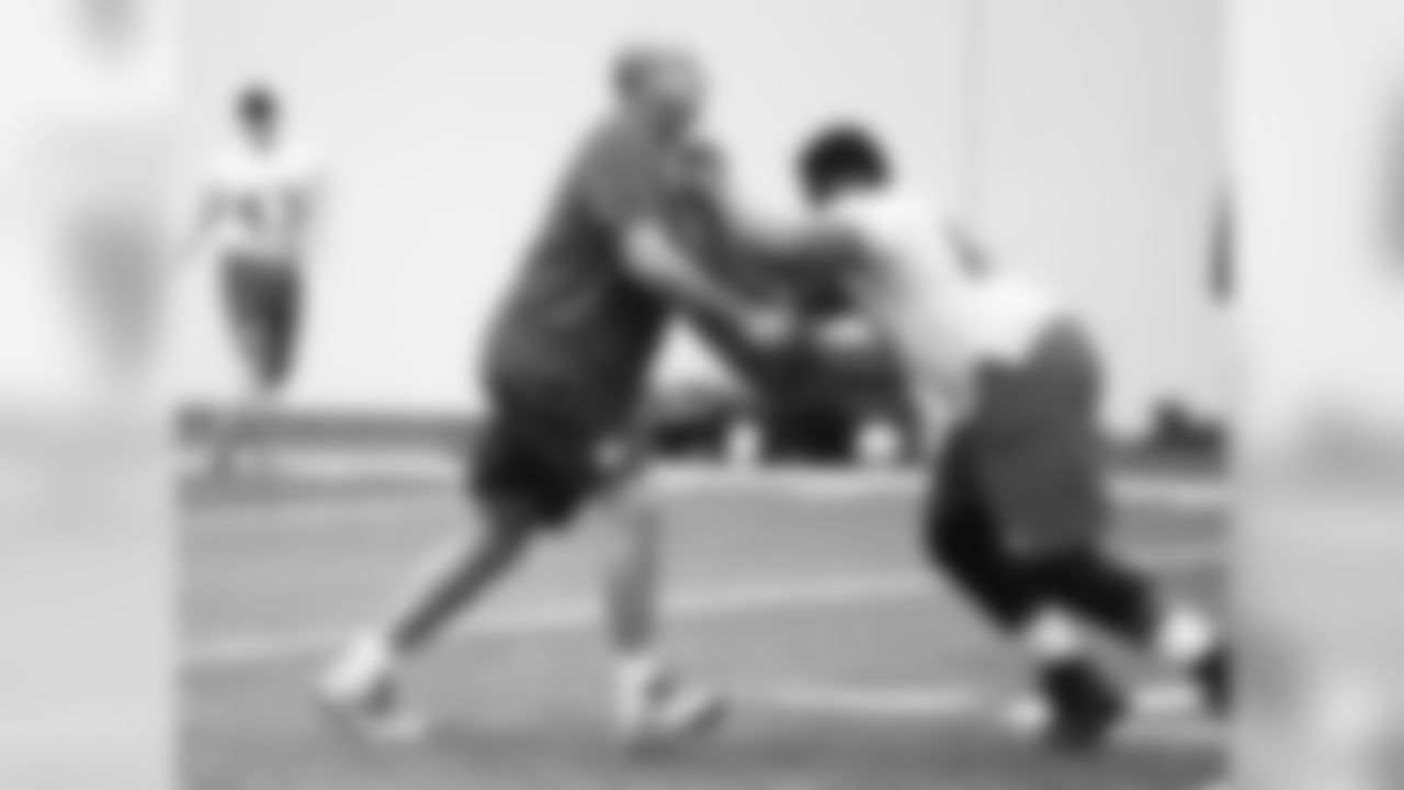 Coach Andy Heck works wih Rod Williams.