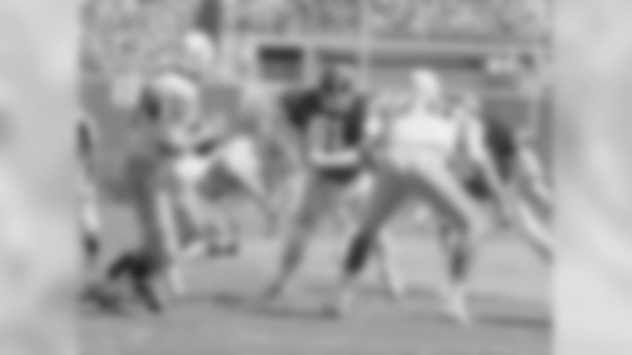 John Hadl #21of the San Diego Chargers drops back to pass as defensive tackle Curley Culp #61 of the Kansas City Chiefs tries to apply pressure at San Diego Stadium on September 19, 1971 in San Diego, California. The Chargers defeated the Chiefs 21-14.