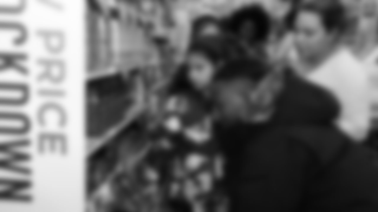 KAnsas City Chiefs Saftey Justin Reid Shops with local families for a Thanksgiving Grocery Grab.