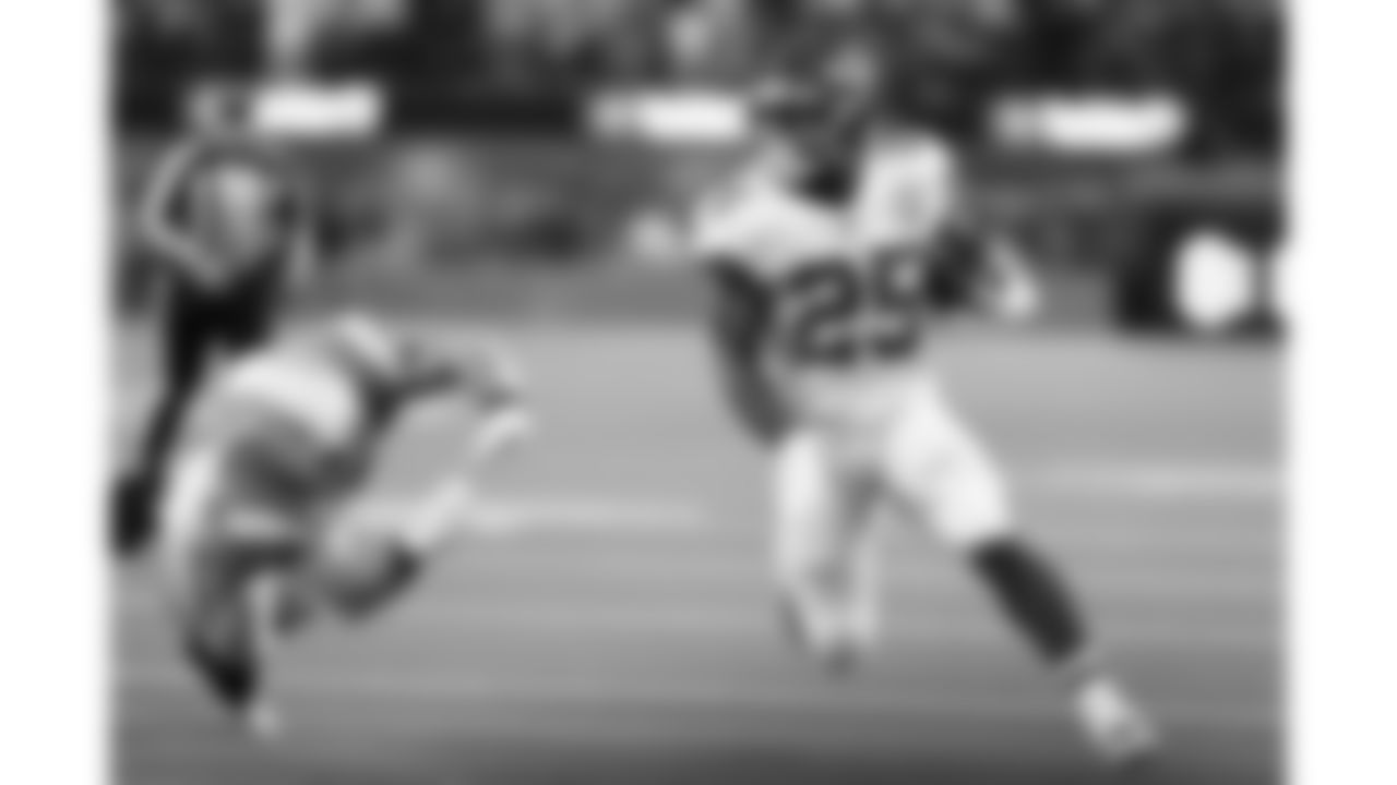 Kansas City Chiefs running back Clyde Edwards-Helaire (25) runs with the ball during an NFL football game against the Los Angeles Chargers, Thursday, December 16, 2021 in Los Angeles.