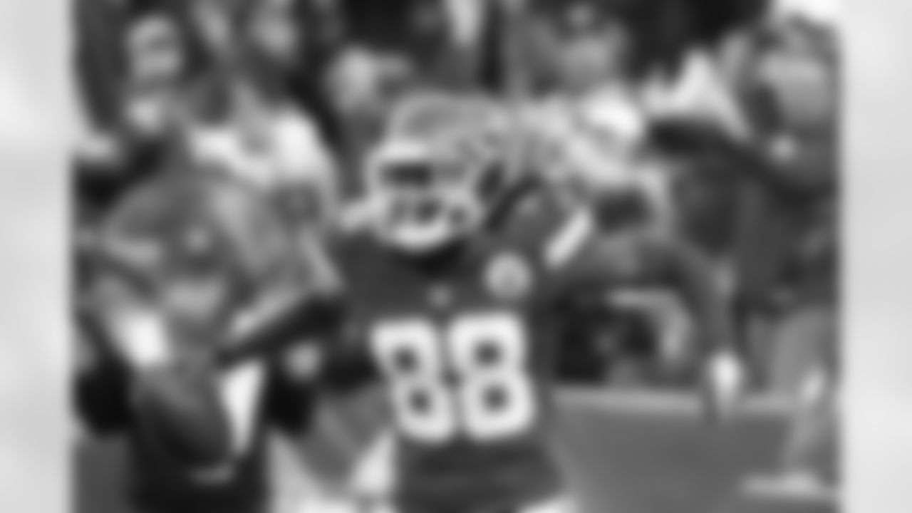 WR #88, Junior Hemmingway