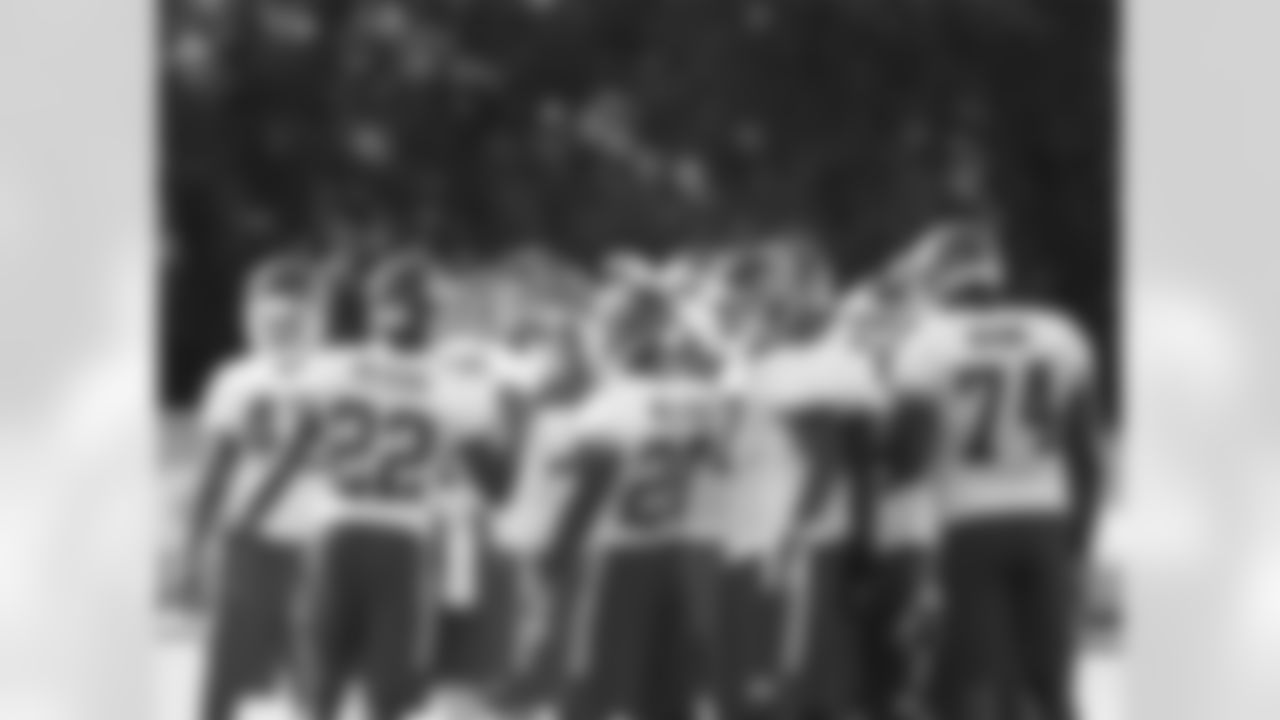 Kansas City Chiefsdefensive players huddle up.