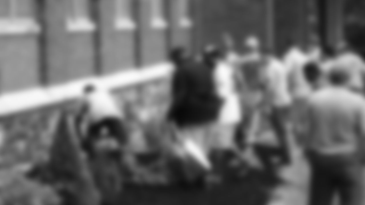 014_NFL_Huddle_100