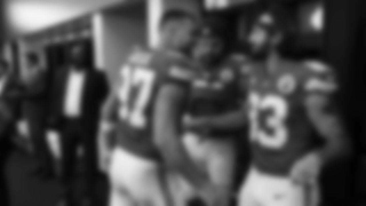 The Kansas City Chiefs face off against the Los Angeles Chargers at GEHA Field at Arrowhead Stadium on October 22, 2023.