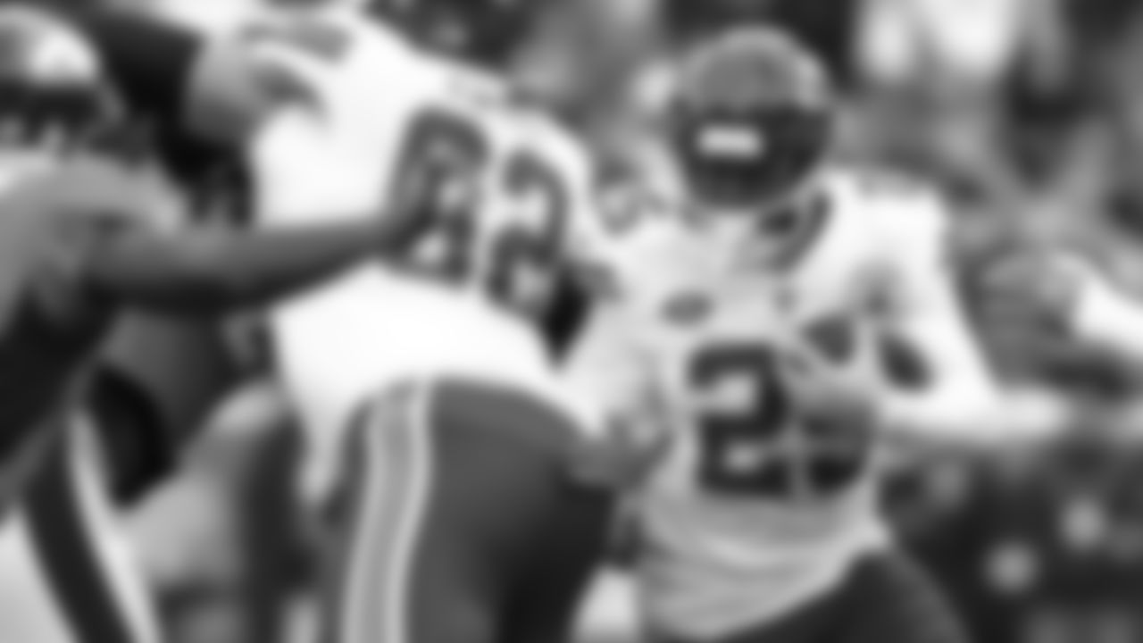 Kansas City Chiefs running back Clyde Edwards-Helaire (25) runs the ball during the NFL Week 8 matchup against the Denver Broncos at Empower Field at Mile High in Denver, Colorado on October 29, 2023.