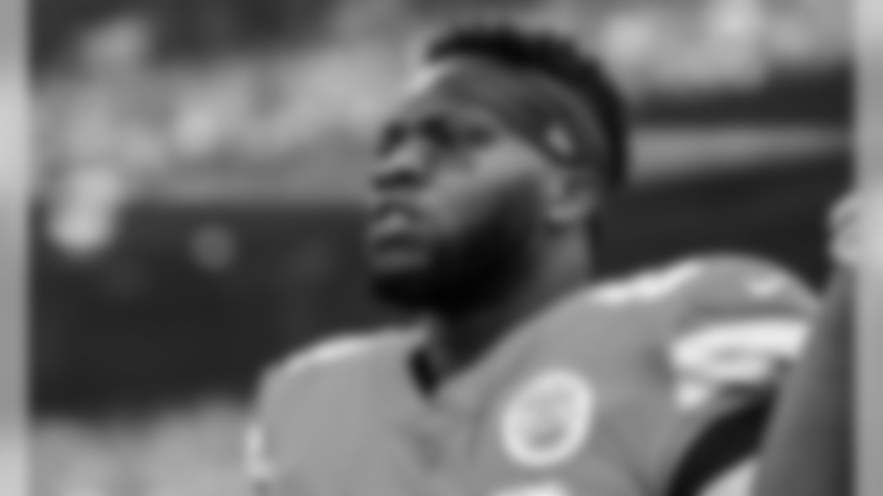 Kansas City Chiefs Defensive End Emmanuel Ogbah (90) during the game between the Baltimore Ravens and the Kansas City Chiefs at Arrowhead Stadium in Kansas City, MO.