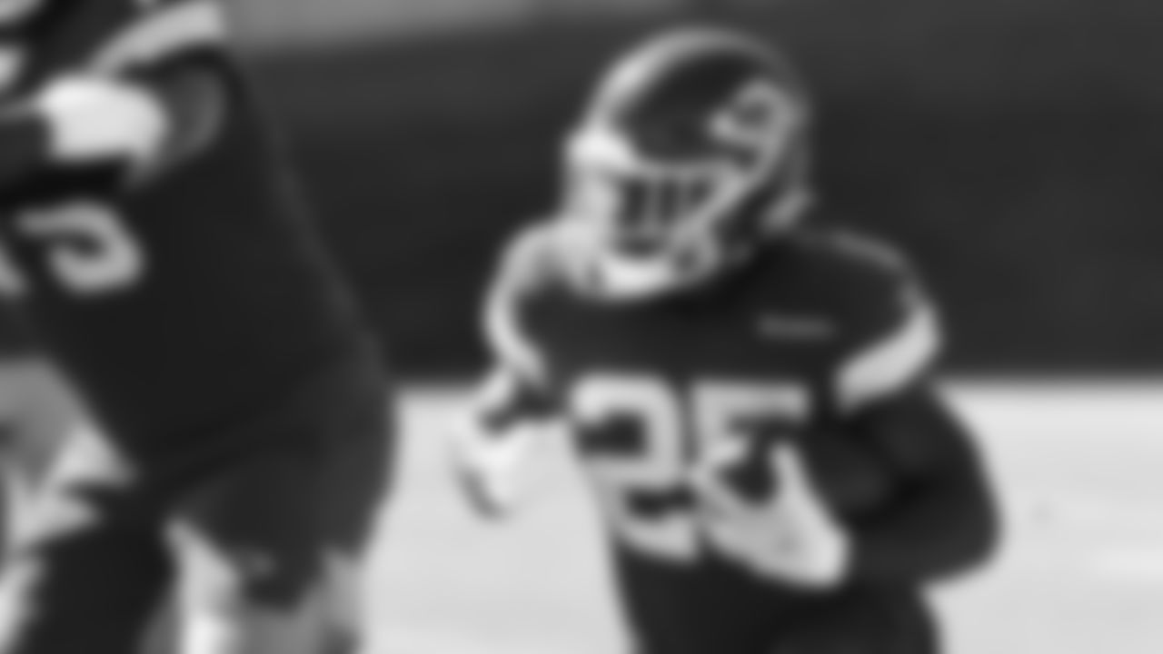 Kansas City Chiefs Running Back Clyde Edwards-Helaire (25) running with the ball during Week 6 preparation for the Buffalo Bills.