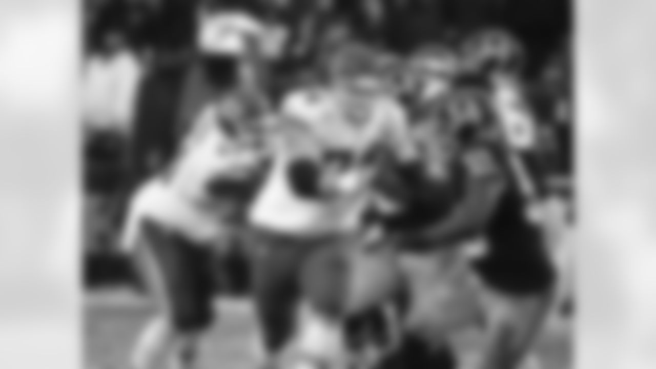 Kansas City Chiefs offensive lineman Geoff Schwartz (74)