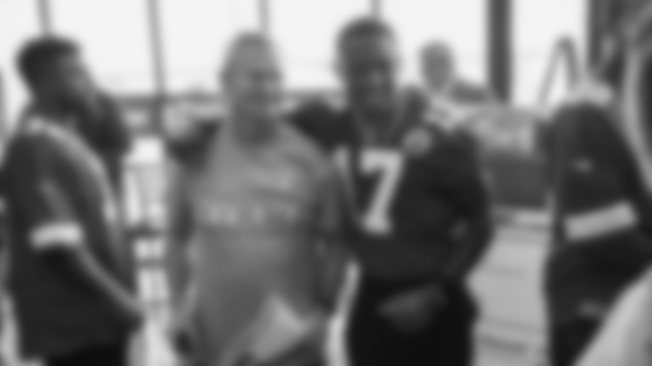 042_NFL_Huddle_100