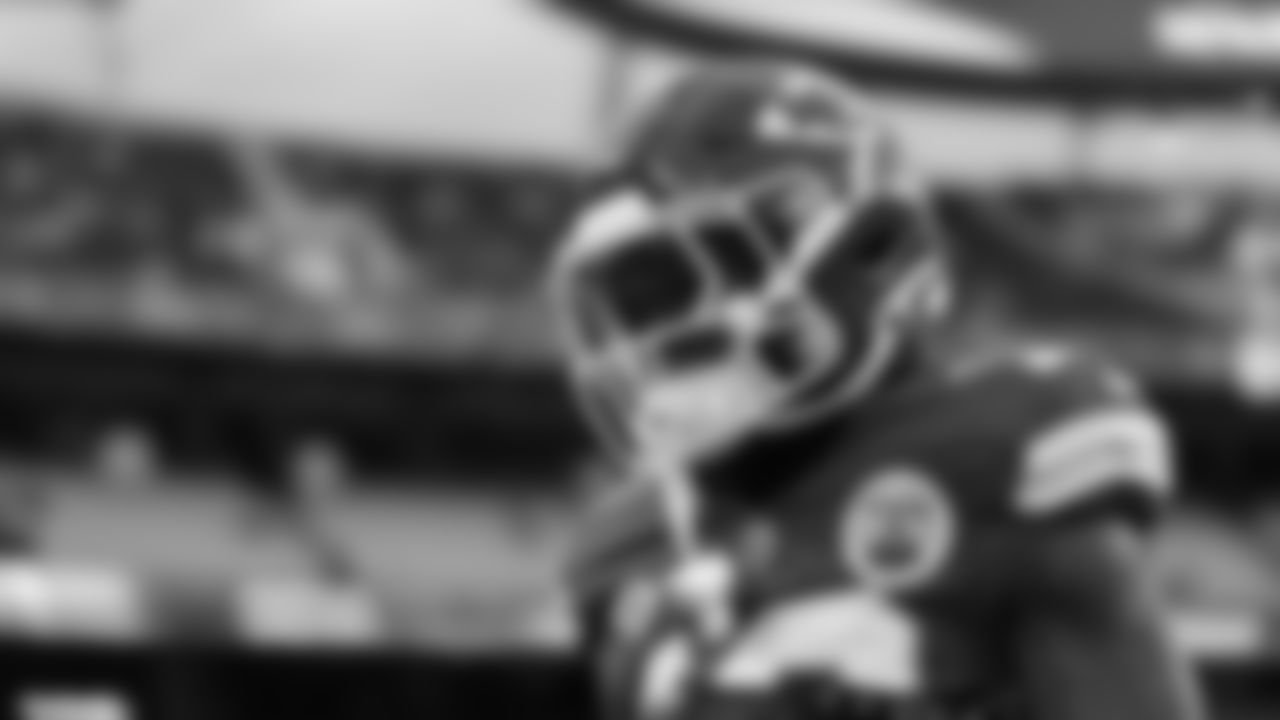 The Kansas City Chiefs face off against the Denver Broncos at GEHA Field at Arrowhead Stadium on October 12, 2023.