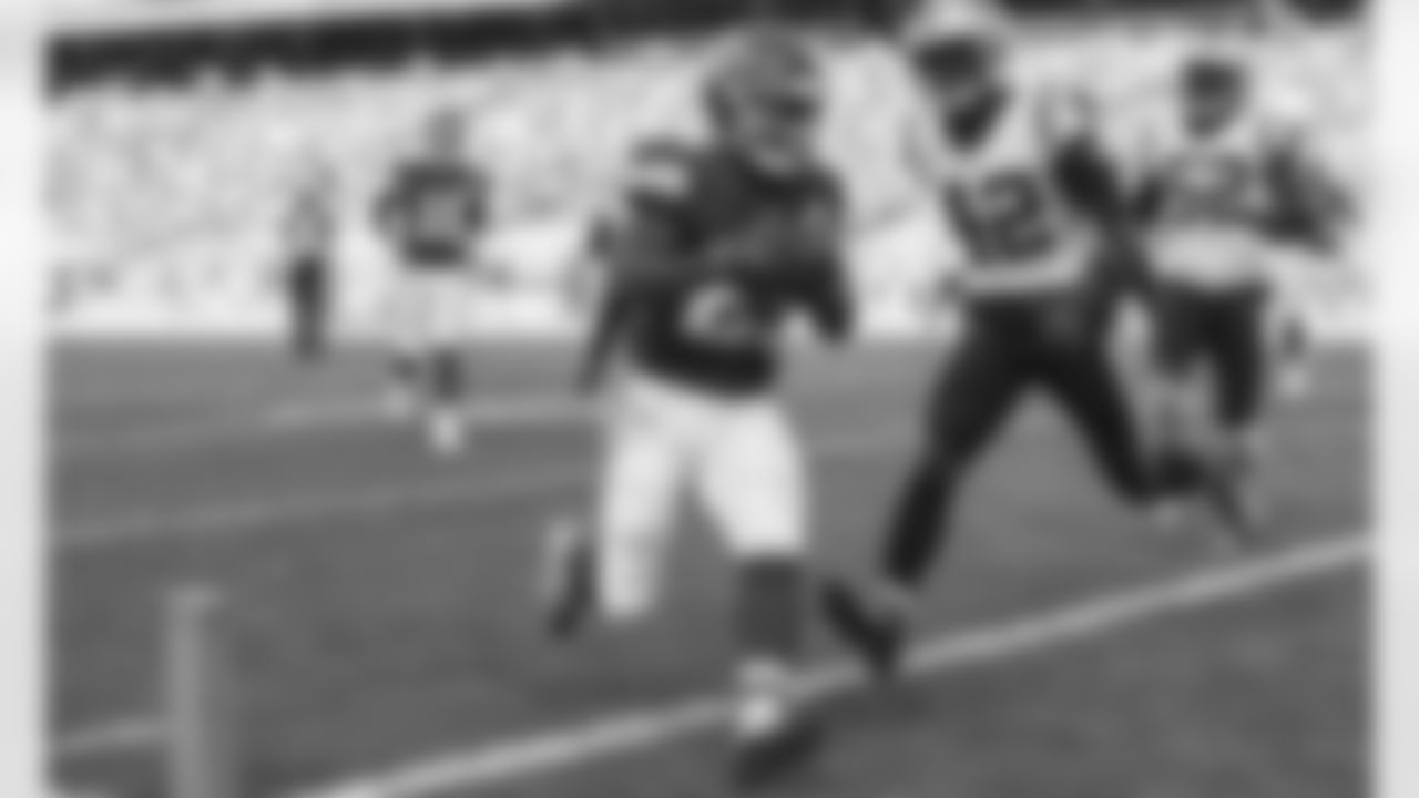 Kansas City Chiefs Running Back Clyde Edwards-Helaire (25) scores his first receiving touchdown during an NFL Football game against the Carolina Panthers, Sunday November 8, 2020 in Kansas City.