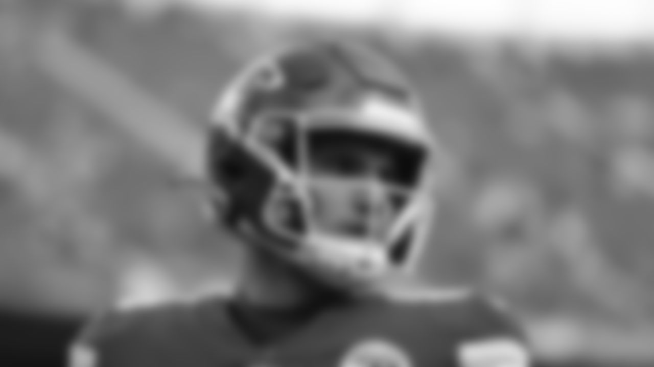 Kansas City Chiefs face off against the Los Angeles Rams at GEHA Field at Arrowhead Stadium on November 27, 2022.