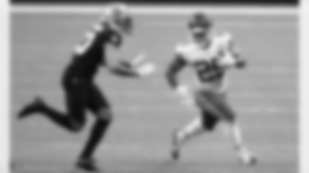 Kansas City Chiefs Running Back Clyde Edwards-Helaire (25) runs with the ball during an NFL Football game against the New Orleans Saints, Sunday December 20, 2020 in New Orleans.