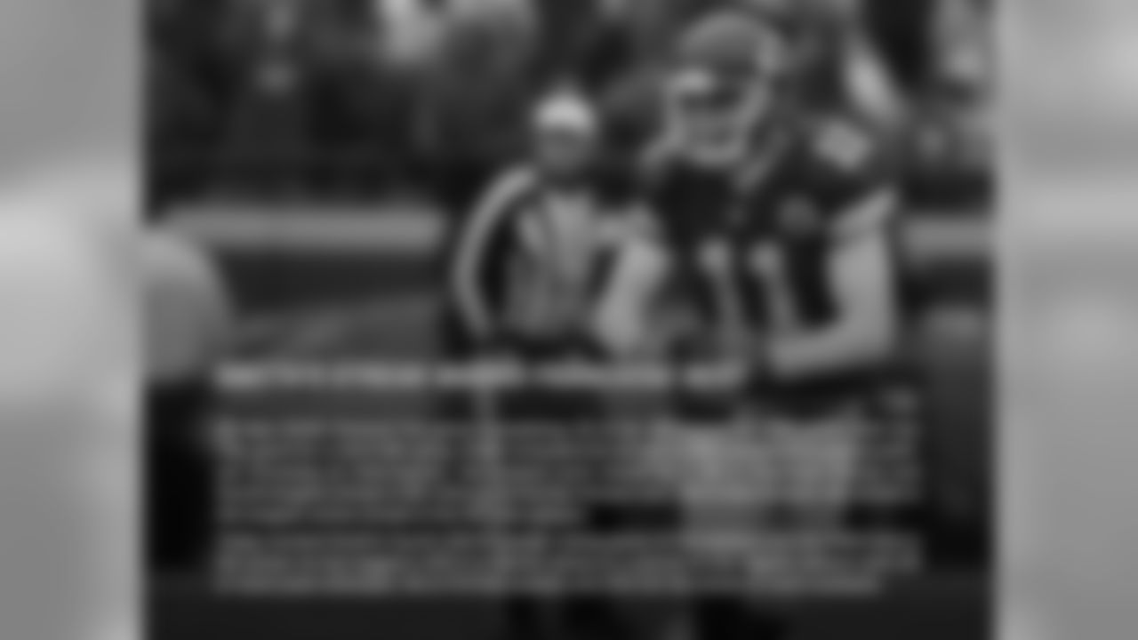 SMITH'S STREAK MARKS FRANCHISE BEST: QB Alex Smith finished the game completing 19 of his 30 passes for 255 yards with two TDs, good for a 112.5 QB rating. Smith extended his streak to 283 consecutive passes without throwing an interception, the longest such streak by a QB in franchise history and fourth-longest streak in NFL history. Smith has thrown nine TDs in that stretch. His streak is the longest active streak in the NFL this season.
Today marked Smith's fourth 100.0+ passer rating game of the season and the 24th time in his career he has logged a 100.0 or better rating as a starter in the regular season with 20 or more pass attempts. He is 4-0 this season and 23-1 for his career in such contests.