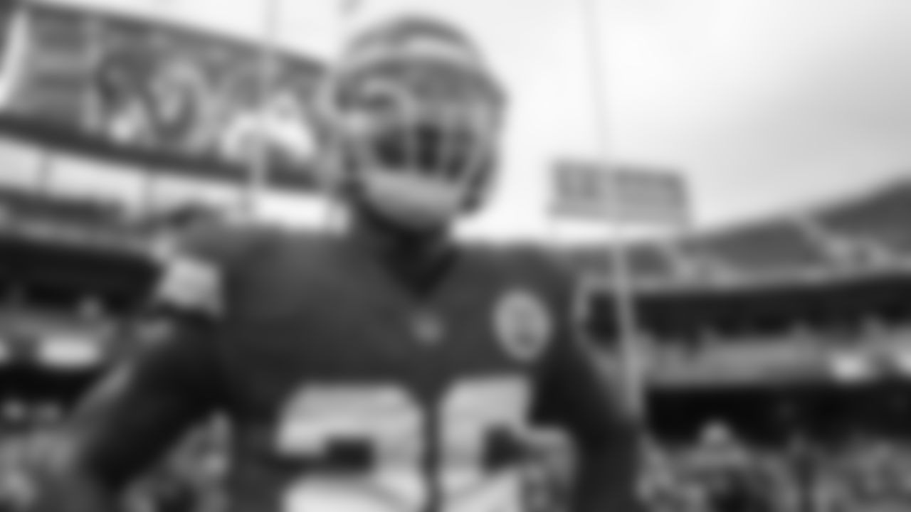 Kansas City Chiefs Running Back Le'Veon Bell (26) during warmups prior to an NFL Divisional Round Playoff game, Sunday, Jan. 17, 2021 in Kansas City.
