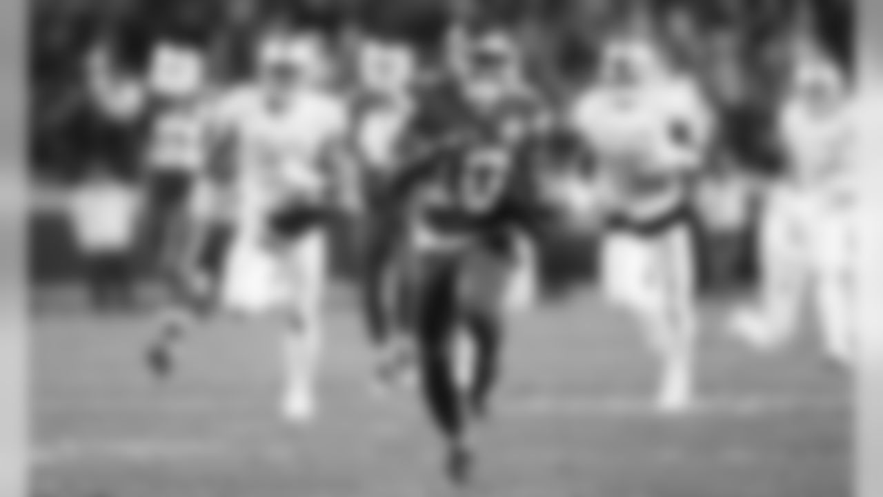Kansas City Chiefs wide receiver Tyreek Hill (10) returns a punt for a touchdown during the game against the Oakland Raiders, Thursday, December 8, 2016, in Kansas City, Missouri.