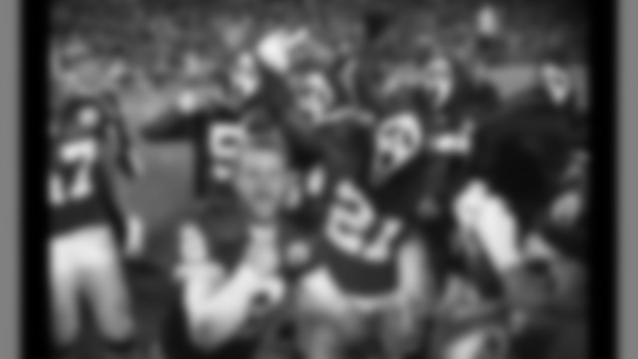 Kansas City Chiefs punter Dustin Colquitt and team