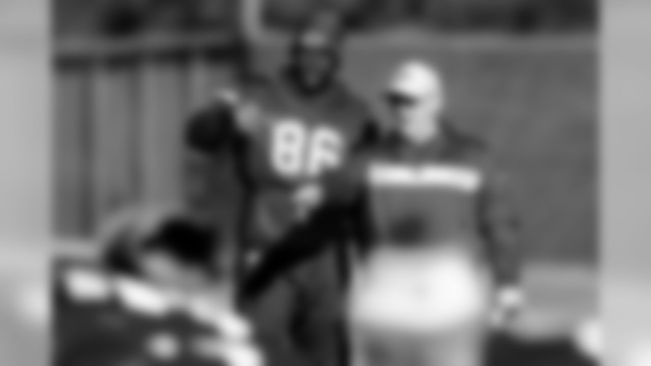 Kansas City Chiefs tight end Deon Yelder (82) and Tom Melvin during practice on 11/7/18