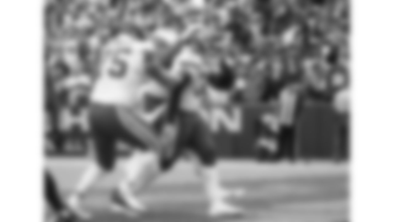 Kansas City Chiefs running back Darrel Williams (31) celebrates the touchdown during an NFL football game against the Washington Football Team, Sunday, October 17, 2021 at FedExField.