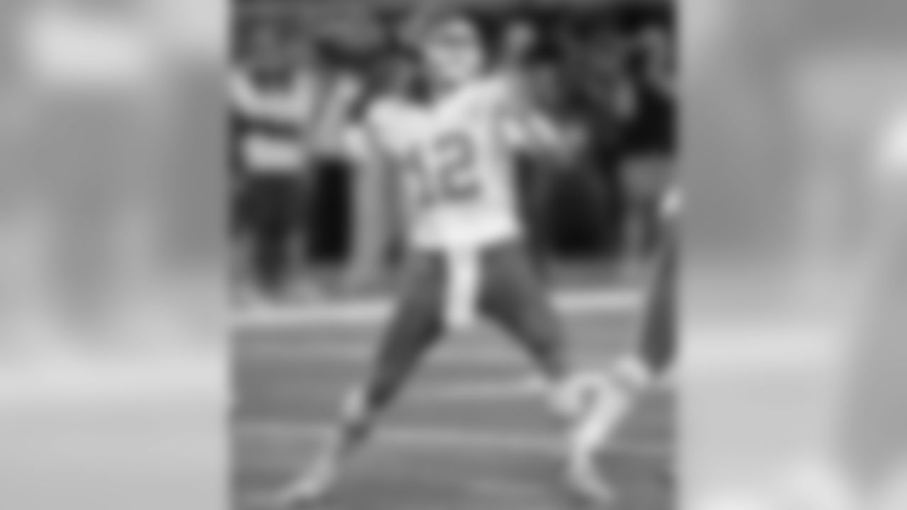 12 - Ricky Stanzi - QB // HT. 6-4, WT. 228 // College: Iowa // Hometown: Mentor, Ohio