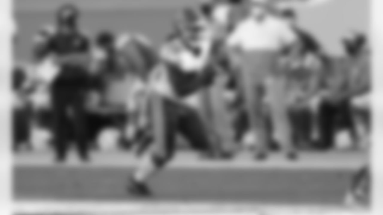 Kansas City Chiefs Running Back Clyde Edwards-Helaire (25) runs with the ball during to an NFL Football game against the Miami Dolphins, Sunday December 13, 2020 in Miami Gardens.